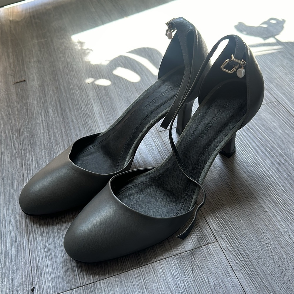 BRAND NEW Mari Giudicelli lambskin pump/heels US 8.5/EU 39 dark grey